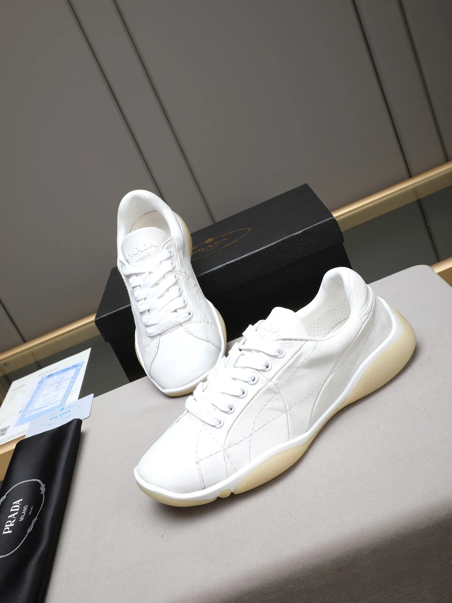 Men's Men's Shoes 💰700 Prada/Prada 1:1 men's casual shoes combine comfort with sophisticated and innovative design. The latest model features a sporty silhouette with visible topstitching that echoes the dynamic lines of the original. Inspired by driving shoes, this sneaker uses a soft and even cow upper, with a light and flexible rubber sole with a concave and convex pattern pattern, giving the sneaker a light appearance and smoothness. The upper is equipped with sports-style stitching, the tongue and laces are injection molded with Epoxy logo, sheep lining and cow foot pads, TPU ultra-light outsole, the upper foot is soft and comfortable, light and breathable! Code:38-39-40-41-42-43-44 (45 customized)